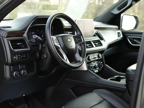 Used 2023 Chevrolet Suburban Premier RWD image 9