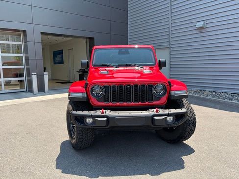 Used 2025 Jeep Wrangler Unlimited Rubicon AWD/4WD image 2