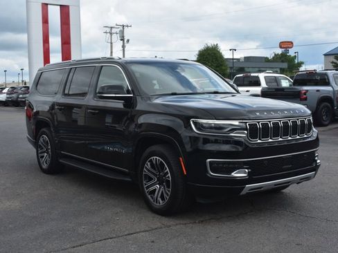 Used 2023 Jeep Wagoneer L Series II RWD image 3