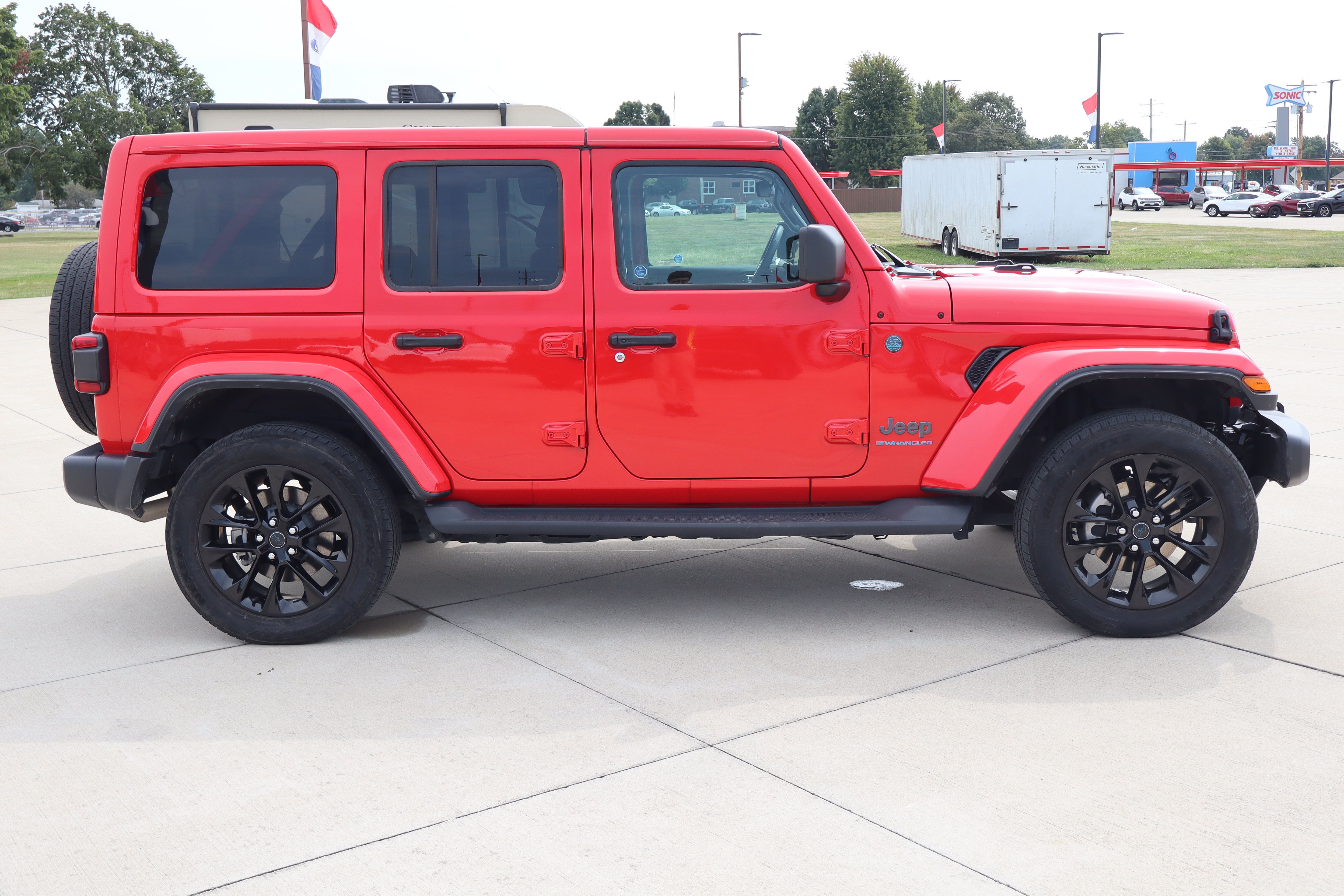 Used 2025 Jeep Wrangler Unlimited Sahara AWD/4WD image 4