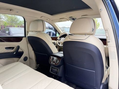Used 2017 Bentley Bentayga AWD/4WD image 28