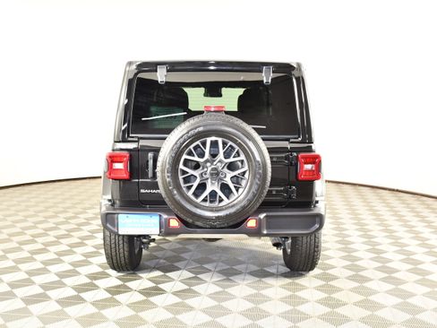 Used 2025 Jeep Wrangler Unlimited Sahara AWD/4WD image 6