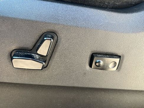 Used 2016 Chrysler Town & Country Touring FWD image 3