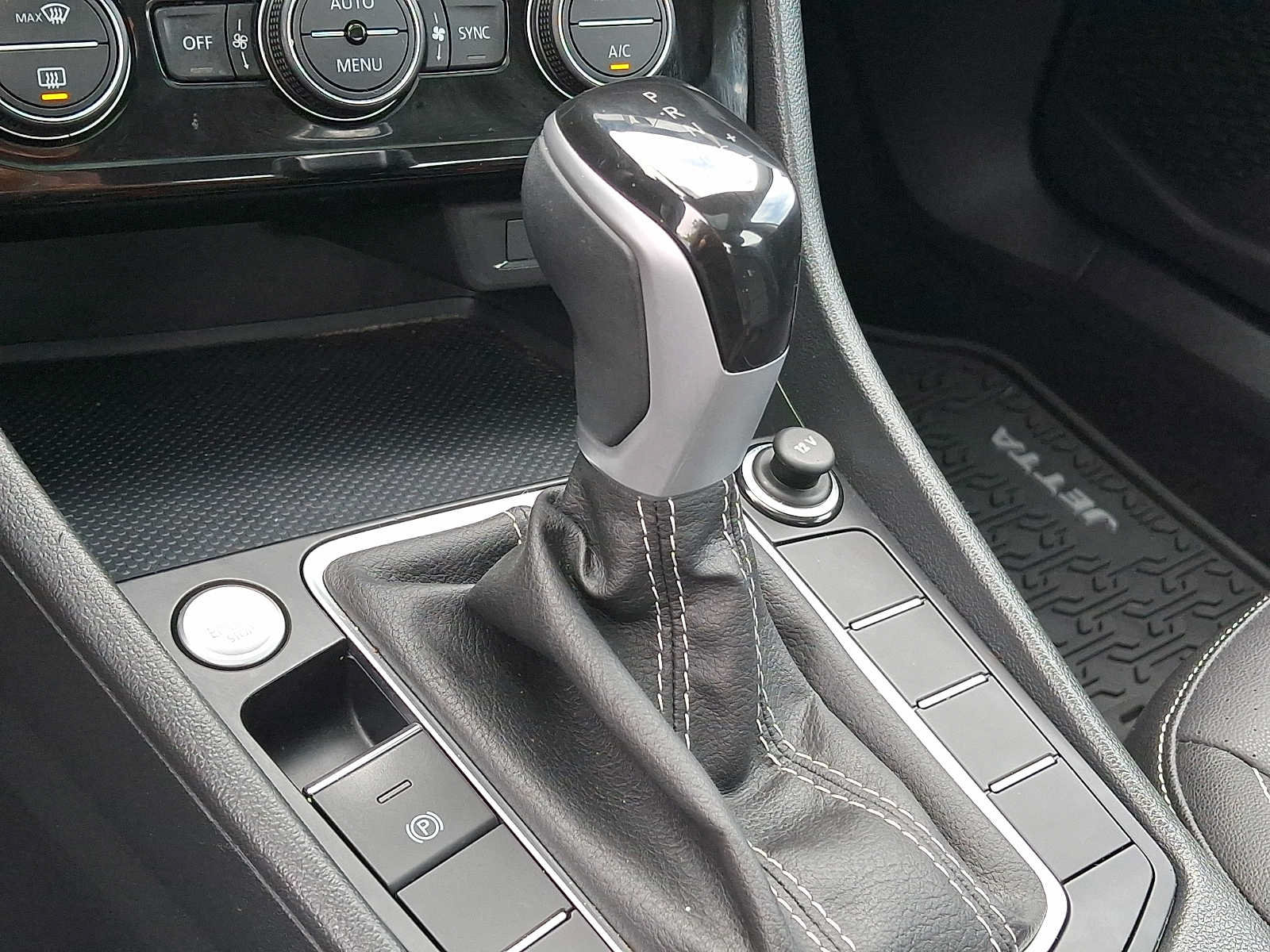 Certified 2023 Volkswagen Jetta SE FWD image 13