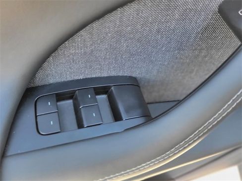 Used 2022 Tesla Model X Plaid image 12