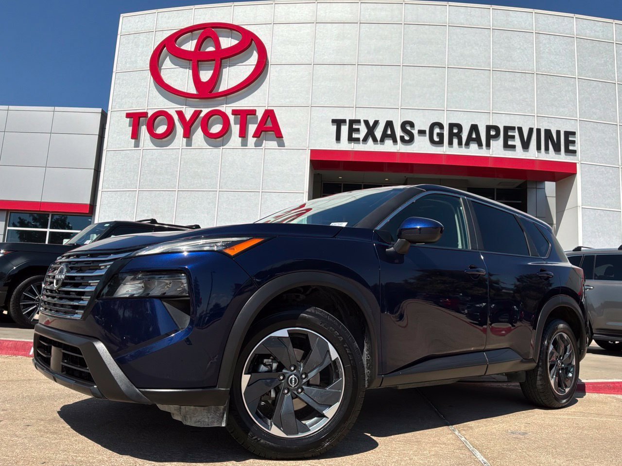 Used 2025 Nissan Rogue SV FWD image 2