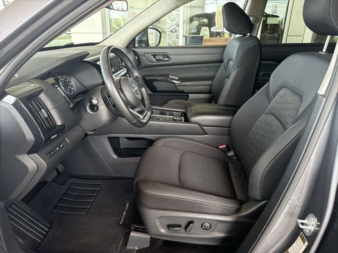 Used 2025 Nissan Pathfinder SV AWD/4WD image 12