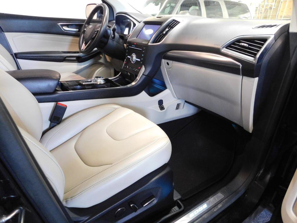 Used 2019 Ford Edge Titanium FWD image 17