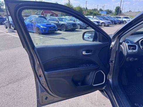 Used 2019 Jeep Compass Latitude AWD/4WD image 10