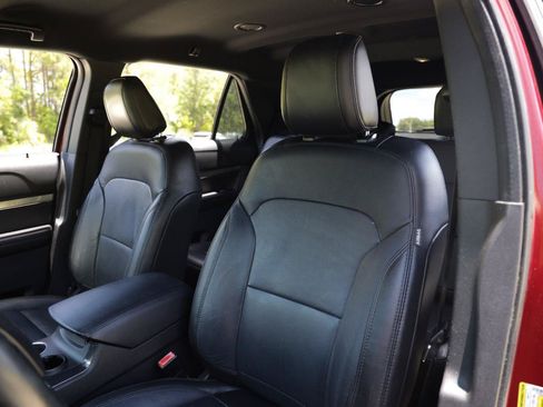 Used 2018 Ford Explorer XLT w/ Equipment Group 202A FWD image 6