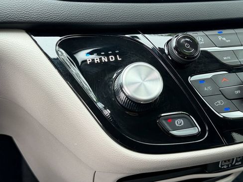 Used 2024 Chrysler Pacifica Touring-L FWD image 28