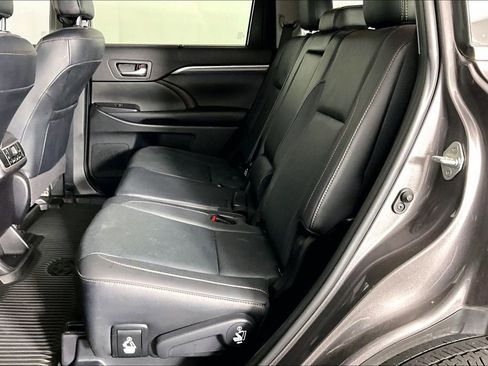 Used 2019 Toyota Highlander Limited FWD image 3