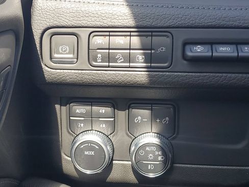 Used 2022 GMC Yukon XL Denali AWD/4WD image 26