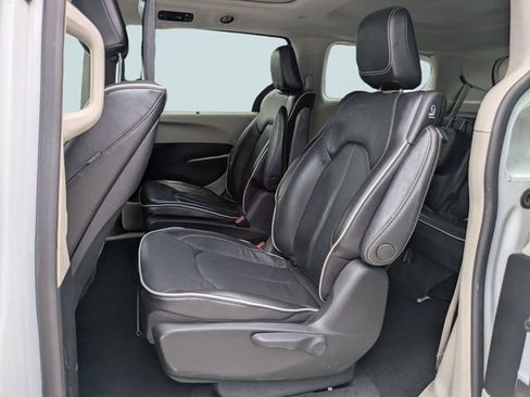 Used 2022 Chrysler Pacifica Limited w/ Uconnect Theater Family Group FWD image 15