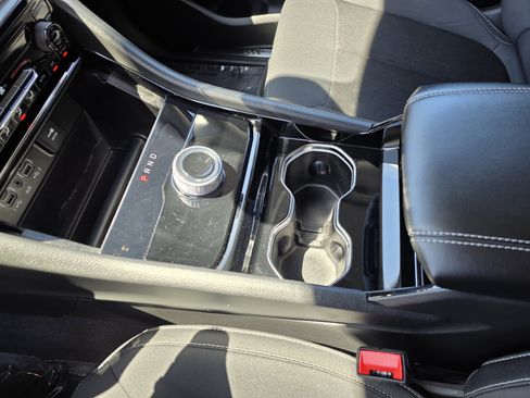 Used 2023 Jeep Grand Cherokee Laredo RWD image 12