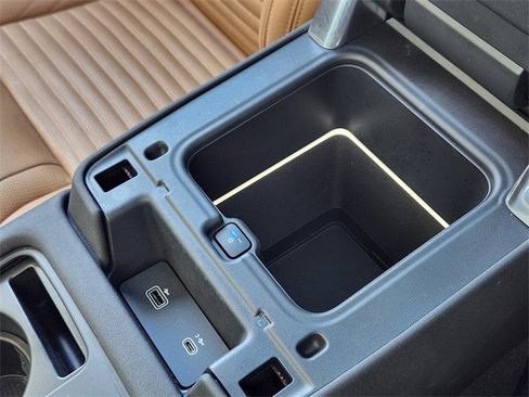 Used 2024 Land Rover Discovery Metropolitan Edition image 17