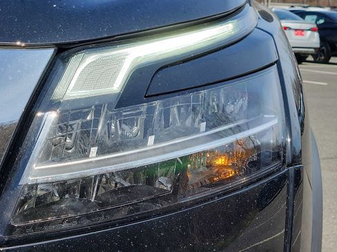 Used 2022 Nissan Pathfinder SL w/ SL Premium Package image 9