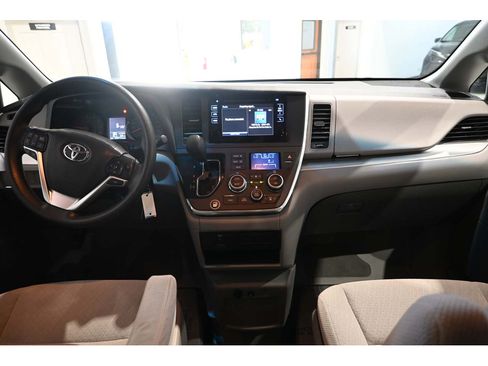 Used 2017 Toyota Sienna LE FWD image 22