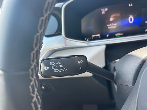 Certified 2025 Volkswagen Taos SE w/ Panoramic Sunroof Package FWD image 22