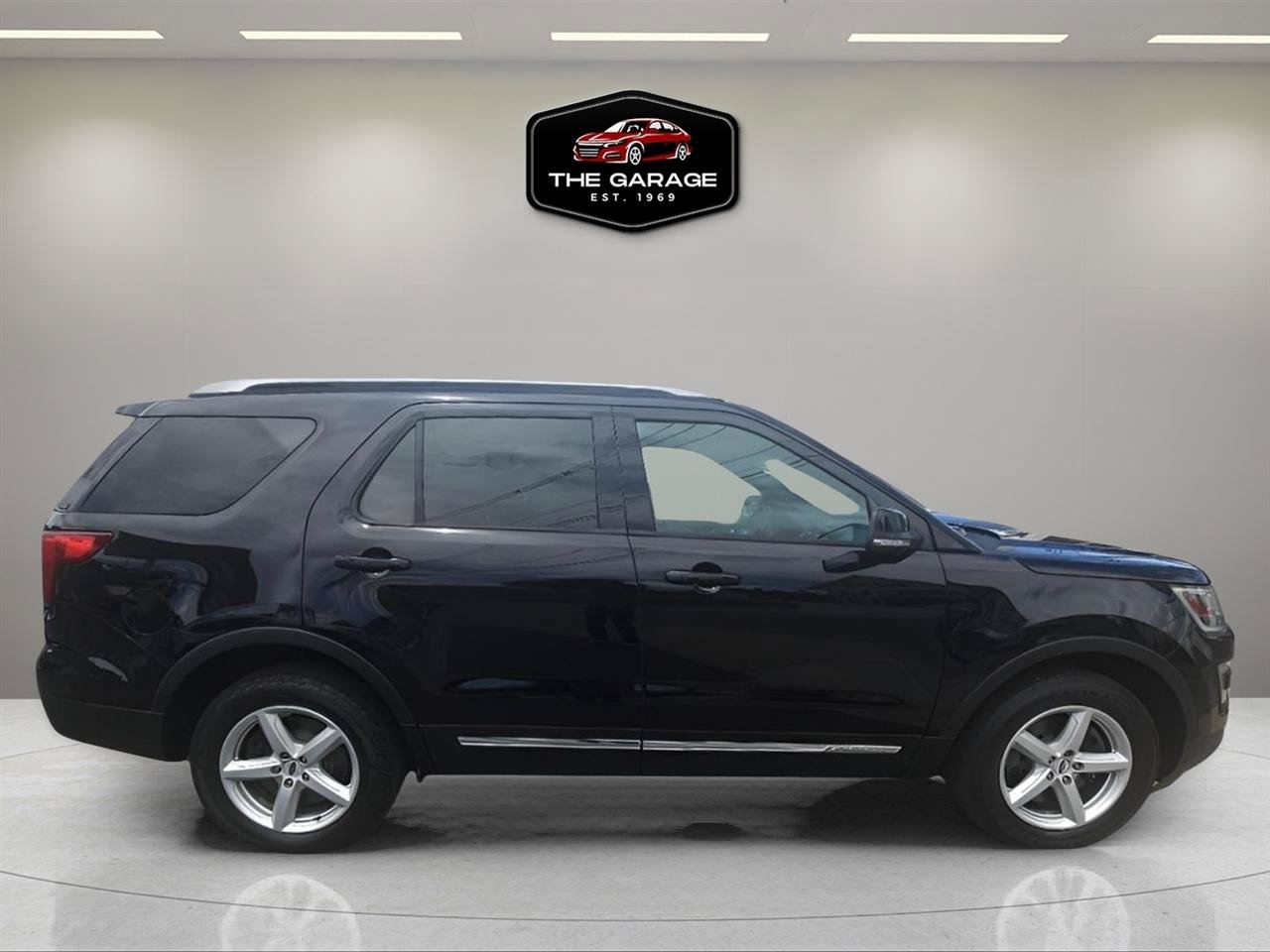 Used 2017 Ford Explorer XLT w/ Equipment Group 201A AWD/4WD image 7