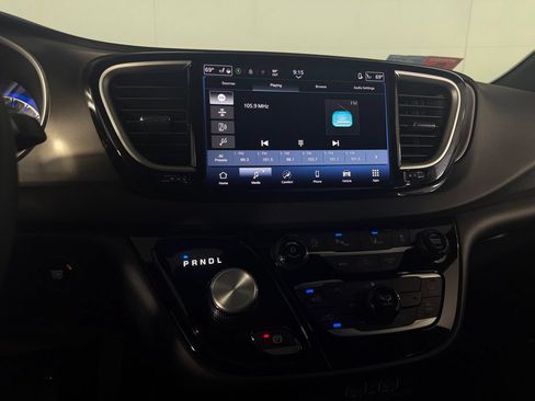 Used 2025 Chrysler Pacifica Select FWD image 18