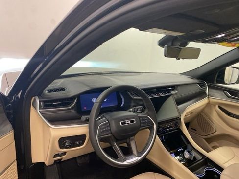 Used 2024 Jeep Grand Cherokee Limited w/ Luxury Tech Group II AWD/4WD image 8