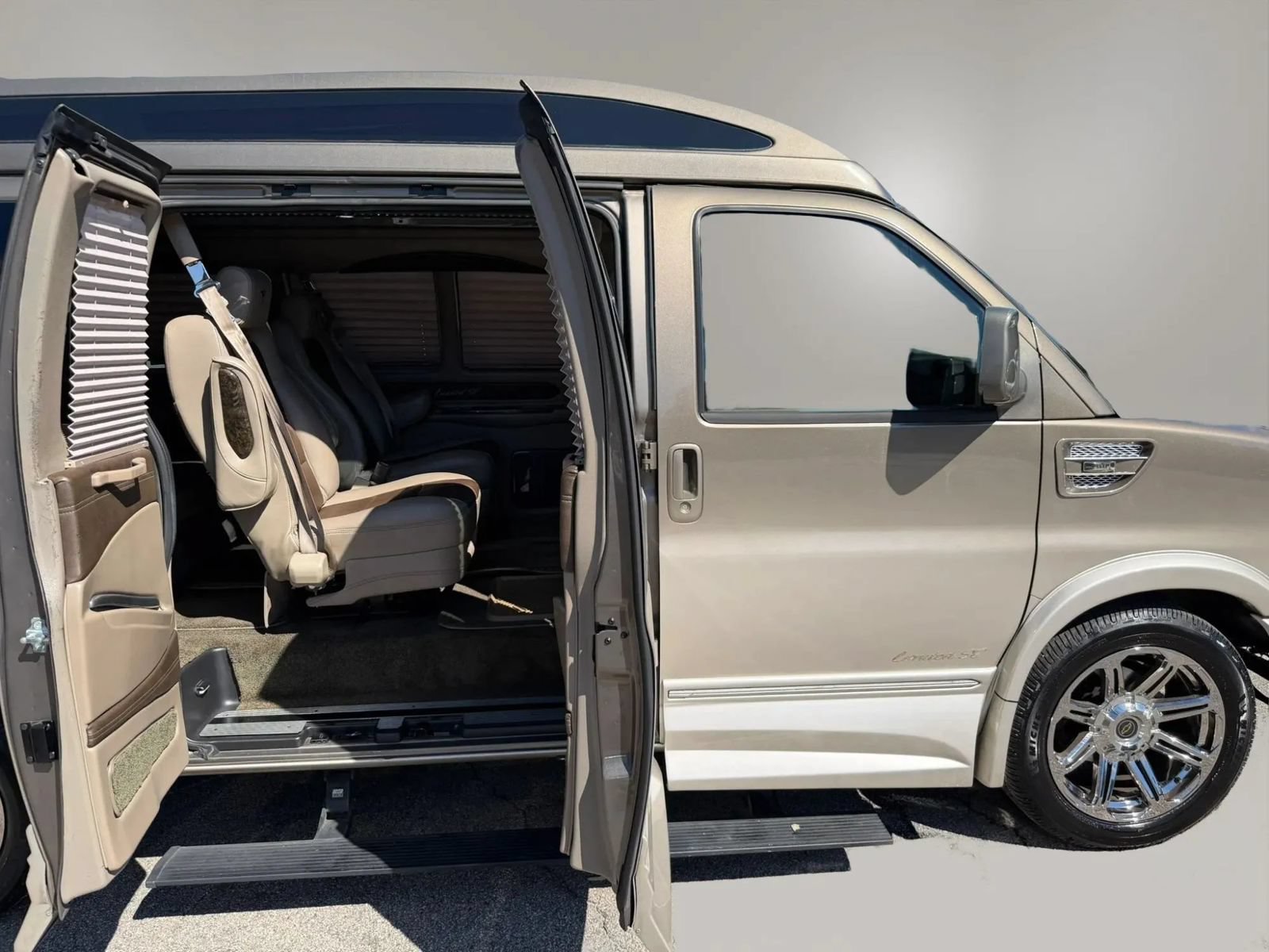 Used 2015 Chevrolet Express 2500 RWD image 31