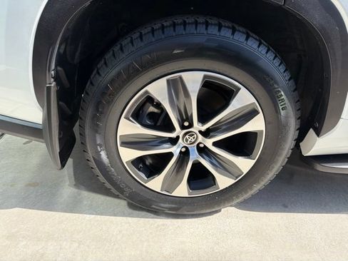 Used 2022 Toyota Highlander XLE AWD/4WD image 32