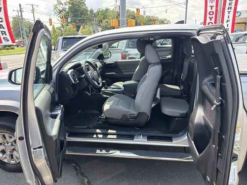 Used 2018 Toyota Tacoma SR5 AWD/4WD image 31