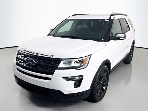 Used 2018 Ford Explorer XLT w/ Equipment Group 202A image 4