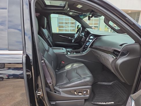 Used 2017 Cadillac Escalade Platinum AWD/4WD image 32