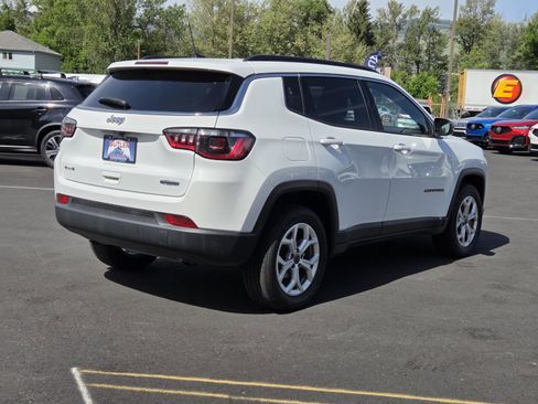 Used 2025 Jeep Compass Latitude AWD/4WD image 5