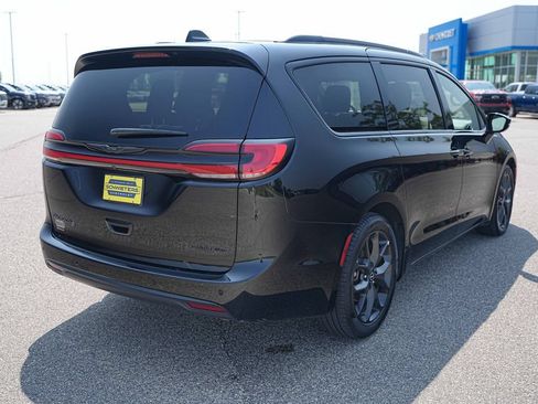 Used 2025 Chrysler Pacifica Limited FWD image 6