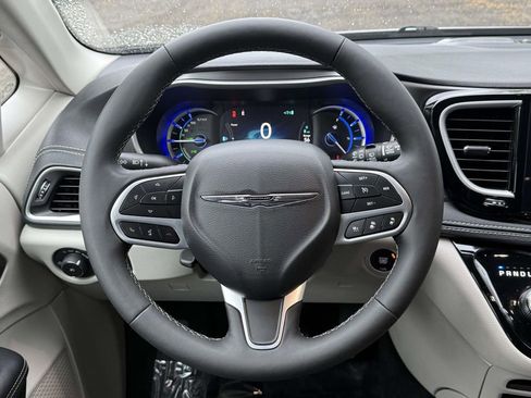 Used 2024 Chrysler Pacifica Select image 19
