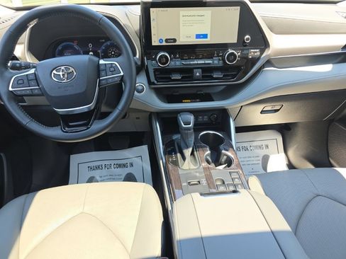 Certified 2026 Toyota Highlander Limited AWD/4WD image 22