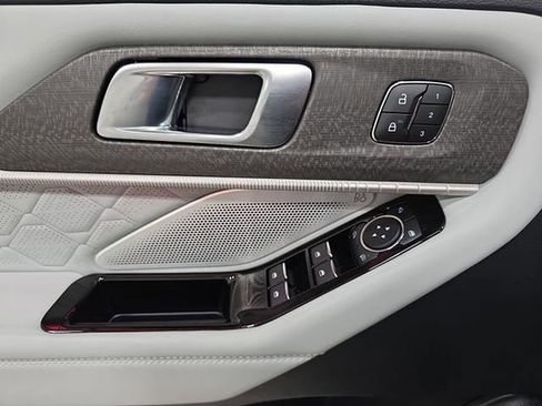 Used 2025 Ford Explorer Platinum w/ Ultimate Package image 29