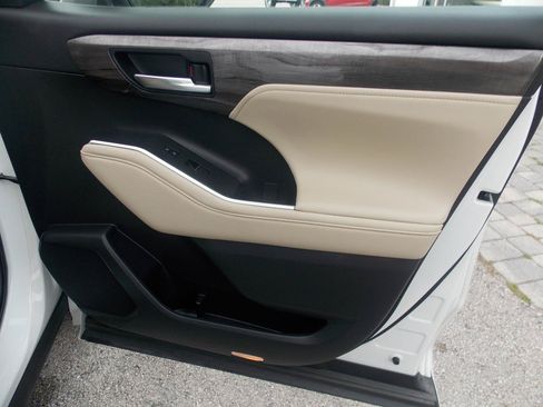 Used 2023 Toyota Highlander Limited FWD image 15
