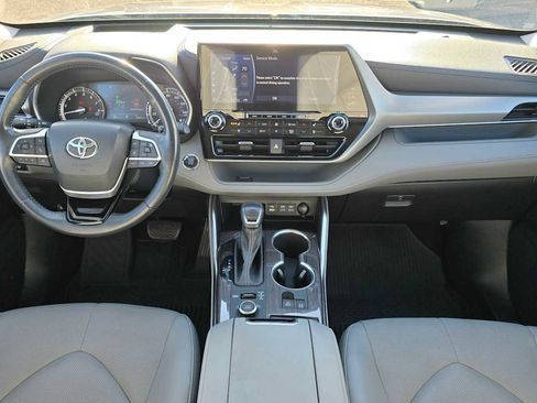 Certified 2022 Toyota Highlander Platinum image 19