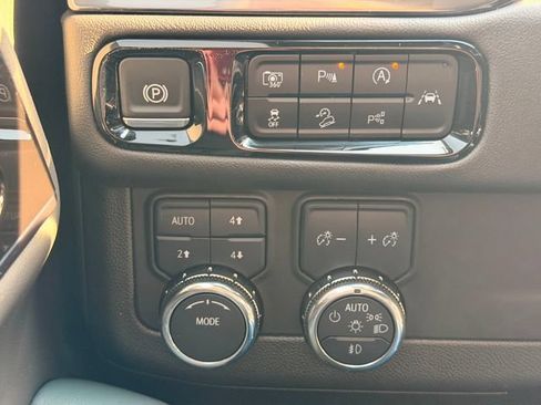 Used 2025 GMC Yukon XL AT4 w/ AT4 Premium Package AWD/4WD image 19