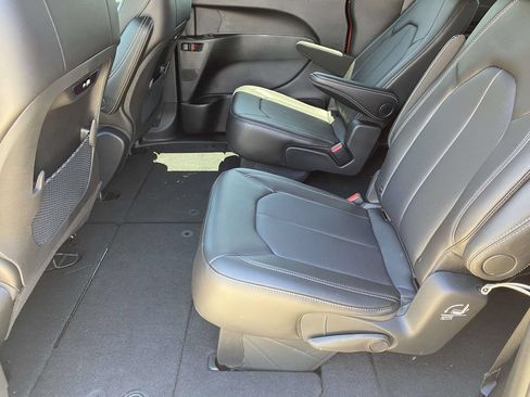 New 2026 Chrysler Pacifica Select AWD/4WD image 39
