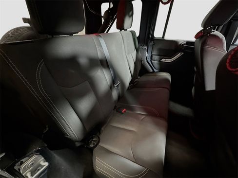 Used 2018 Jeep Wrangler Unlimited Sahara w/ Connectivity Group image 20