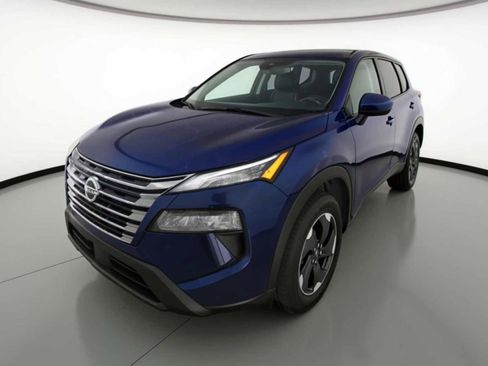 Used 2025 Nissan Rogue SV image 3