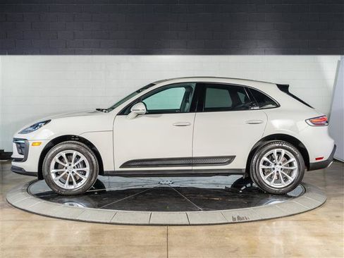 Certified 2026 Porsche Macan AWD/4WD image 2