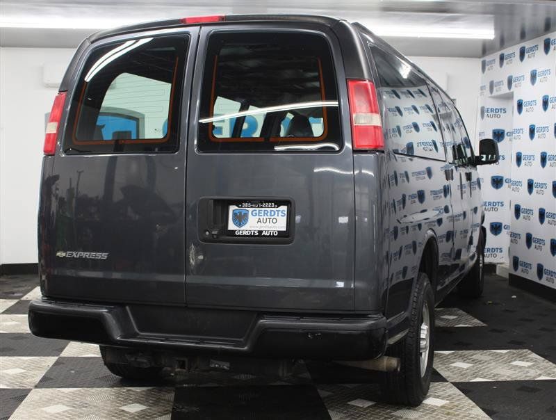 Used 2017 Chevrolet Express 3500 Extended RWD image 4