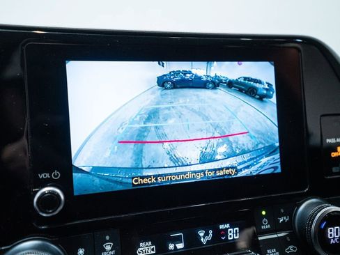 Used 2024 Toyota Highlander LE AWD/4WD image 22