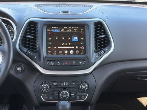 Used 2017 Jeep Cherokee Overland w/ Technology Group FWD image 16