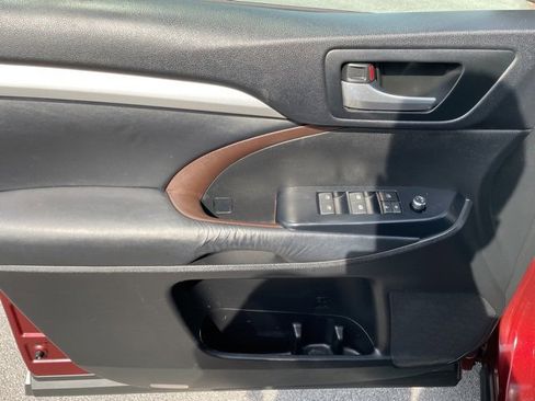 Used 2015 Toyota Highlander XLE image 18