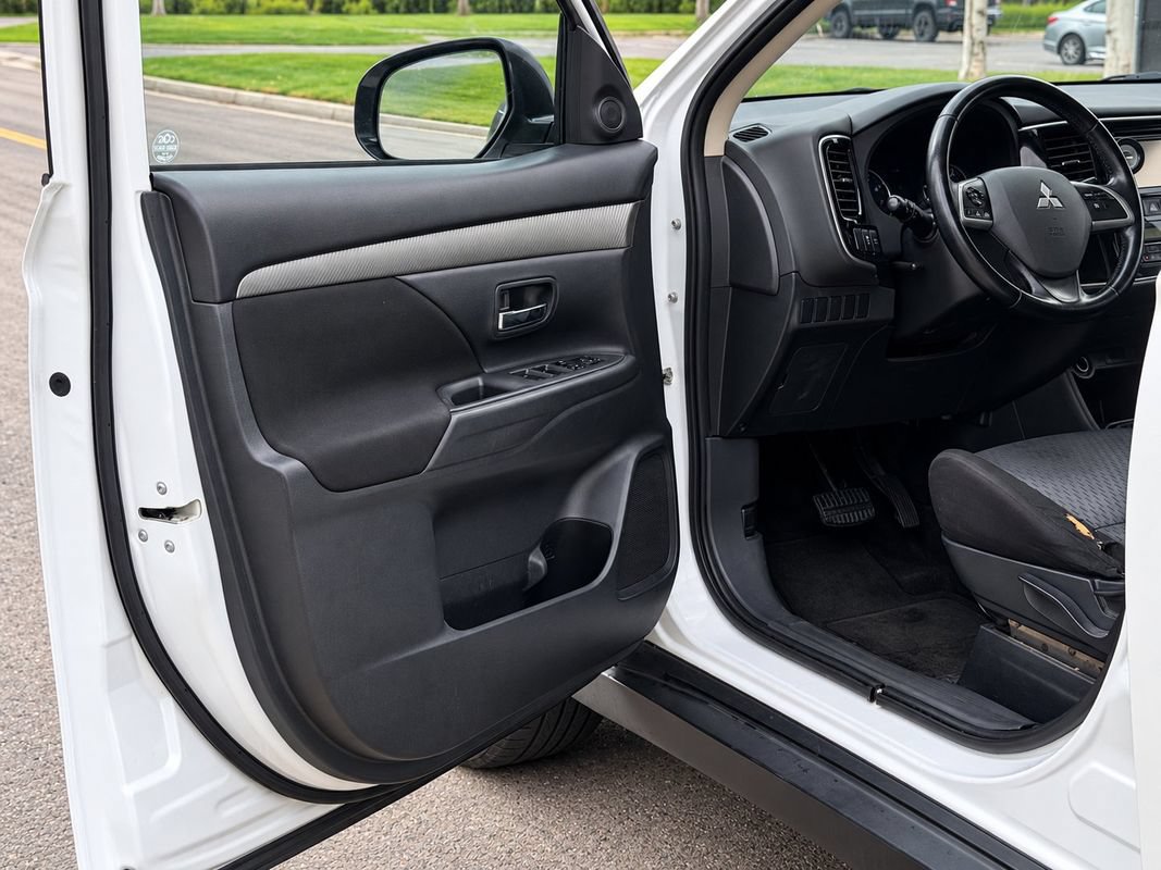 Used 2014 Mitsubishi Outlander SE FWD image 11