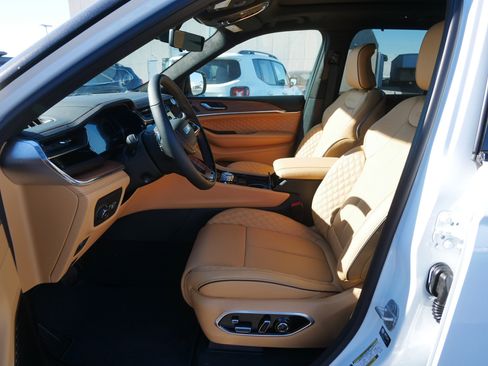 New 2025 Jeep Grand Cherokee Summit image 5