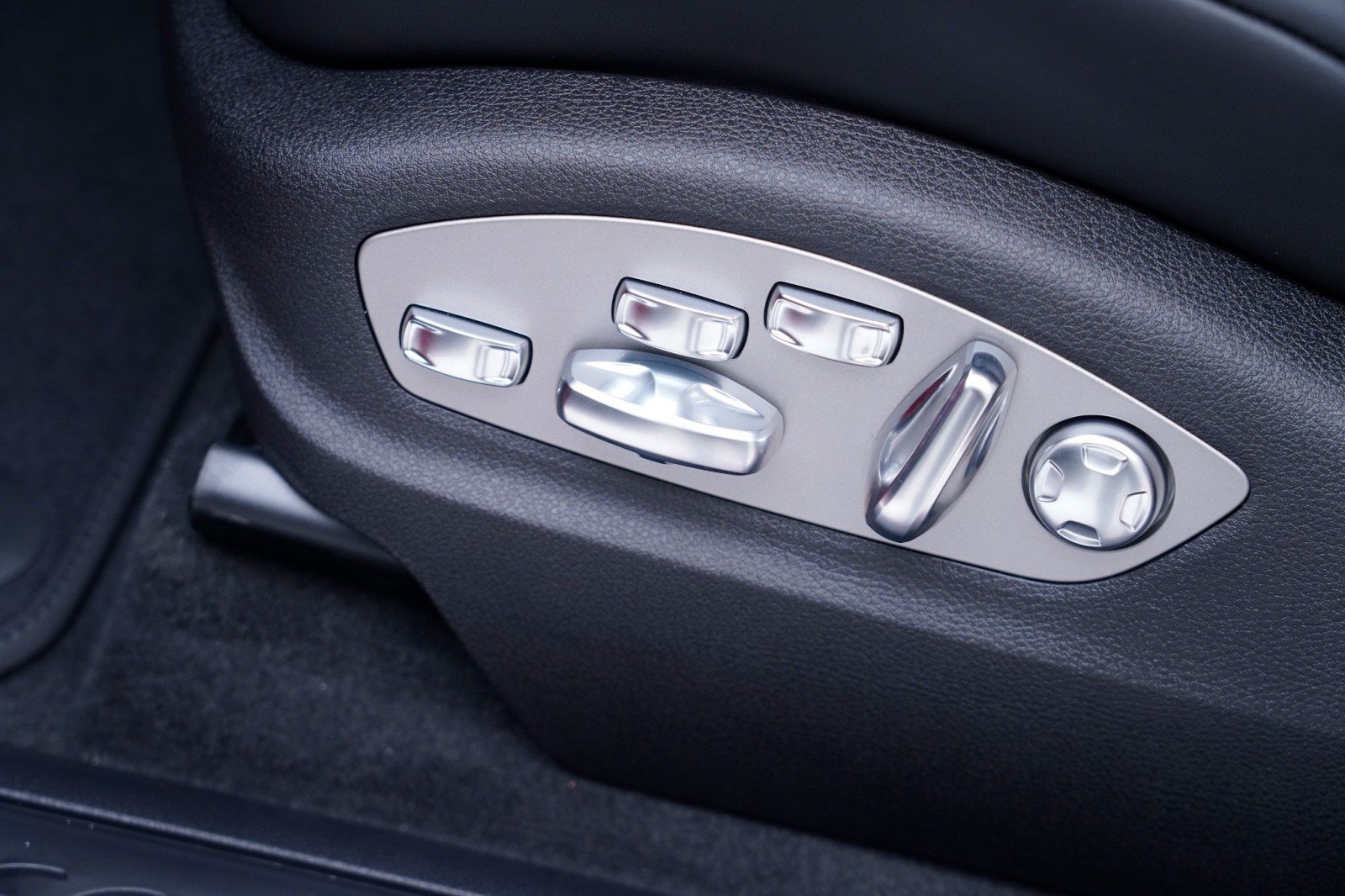 Certified 2026 Porsche Macan AWD/4WD image 16
